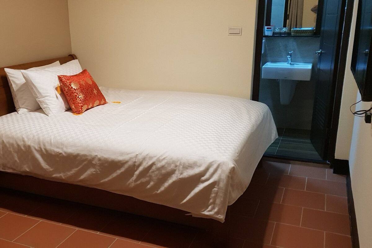 Blackout curtains, soundproofing, free WiFi, bed sheets