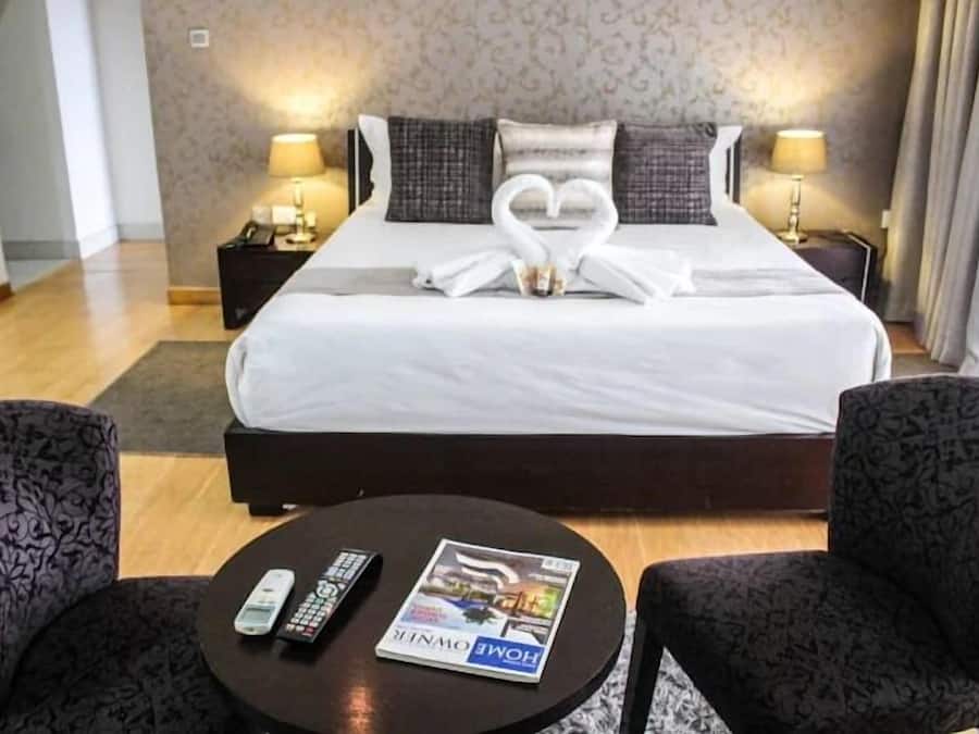 Premium bedding, individually decorated, individually furnished, desk