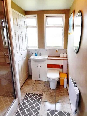 Classic Chalet, Ensuite, Park View (2 bedroom) | Bathroom | Shower, towels