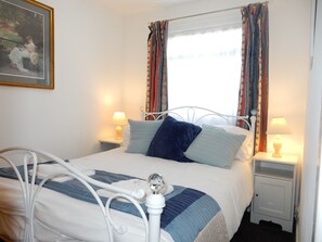 Classic Chalet, Ensuite, Park View (2 bedroom) | 2 bedrooms, laptop workspace, blackout curtains, iron/ironing board