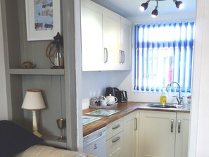 Chalet Classic, bagno in camera, vista parco (2 bedroom) | Cucina condivisa | Frigorifero, microonde, forno, piano cottura