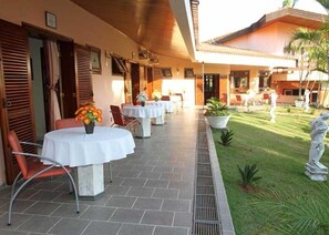 Outdoor dining - Pousada Sorocaba (Sorocaba)