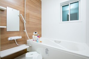 Bañera y ducha independientes, bañera profunda