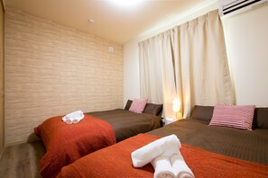 Family Room | Iron/ironing board, free WiFi - Tsuru House (Osaka)