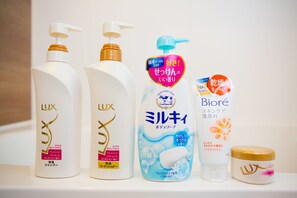 Family Room | Bathroom amenities | Separate tub and shower, deep soaking tub, free toiletries, hair dryer - Tsuru House (Osaka)