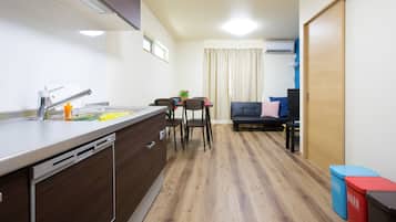 Quarto família | Cozinha americana privada | Geladeira, micro-ondas, cooktop, talheres/pratos/utensílios de cozinha