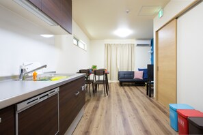 Private kitchenette - Tsuru House (Osaka)