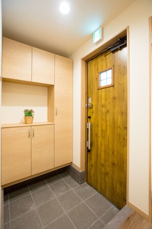 Interior entrance - Tsuru House (Osaka)