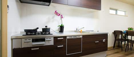 Family Room | Private kitchenette | Fridge, microwave, stovetop, cookware/dishes/utensils