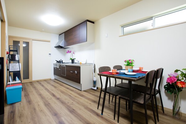Family Room | Living room | Flat-screen TV, DVD player