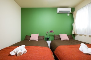 Family Room | Iron/ironing board, free WiFi