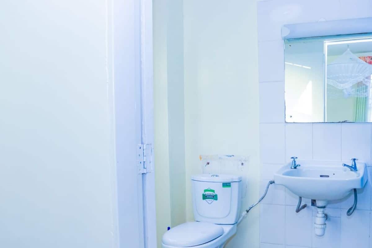 combined shower/bathtub, deep-soaking bathtub, slippers, towels