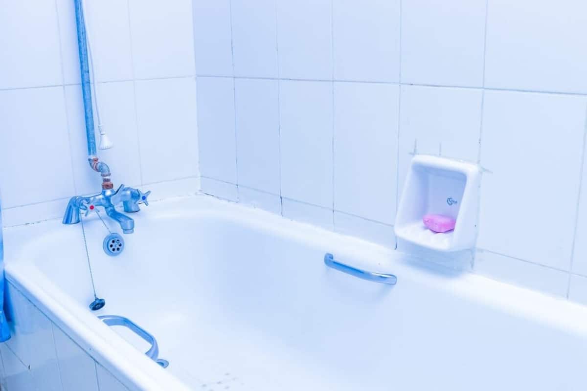 deluxe apartment, 3 bedrooms | bathroom | combined shower/bathtub, deep-soaking bathtub, slippers, towels