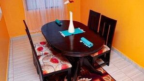 Căn hộ Deluxe, 3 phòng ngủ | Khu vực ăn uống tại phòng