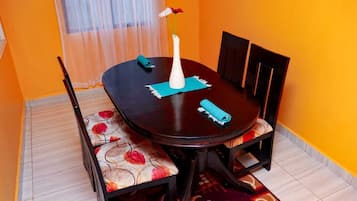 Deluxe-Apartment, 3 Schlafzimmer | Essbereich im Zimmer