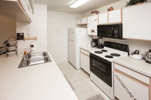 Appart'hôtel Familial, piscine privée, côté jardin | Cuisine partagée | Réfrigérateur, micro-ondes, four