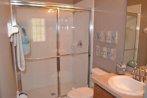 Familienvilla, Whirlpool, zum Garten hin | Dusche im Bad