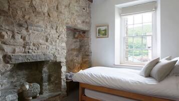 School House | Free WiFi, bed sheets