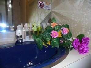 Separate bathtub and shower, jetted bath, rainfall showerhead - HOTEL MOULIN ROUGE - Adults Only (Ibaraki)