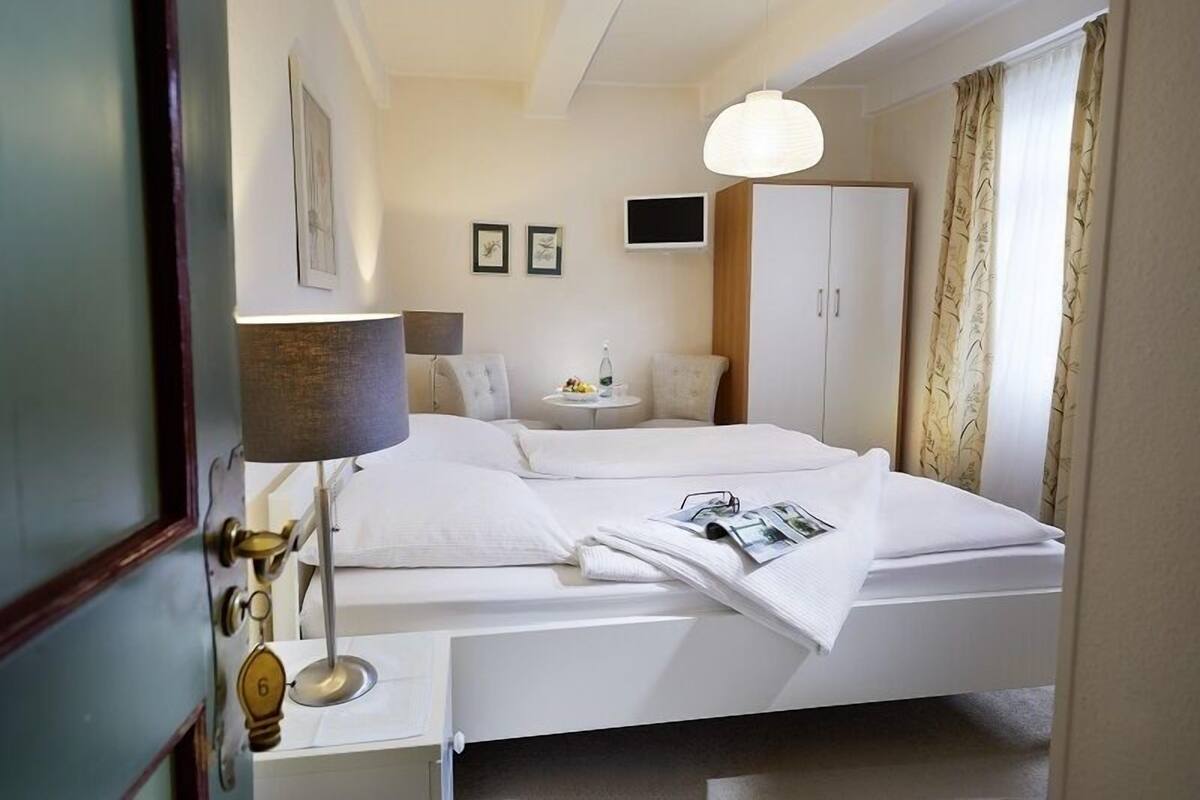 Double Room, 1 Queen Bed, Non Smoking | Soundproofing, free cots/infant beds, free WiFi