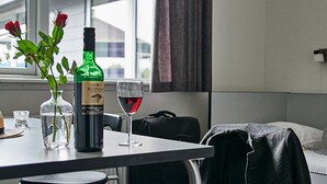 تناول الطعام داخل الغرفة