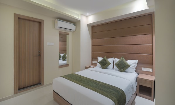 Deluxe Room, 1 Queen Bed, Smoking
