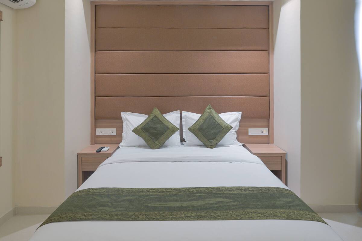 Deluxe Room, 1 Queen Bed, Smoking