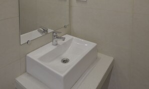 Standard Room, 1 Queen Bed, Smoking | Bathroom