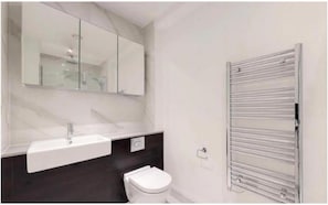 Combined shower/tub, deep soaking tub, free toiletries, hair dryer - Luxury One Bedroom in Kings Cross (London)