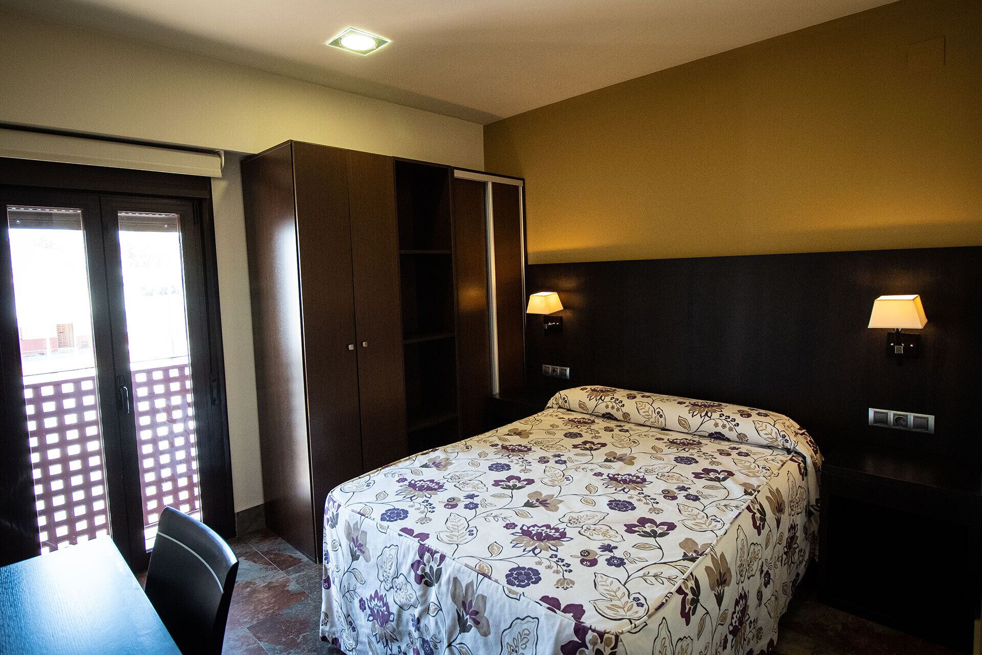 Phòng đôi hoặc 2 giường đơn | Bàn, khu vực làm việc phù hợp cho laptop, phòng cách âm 