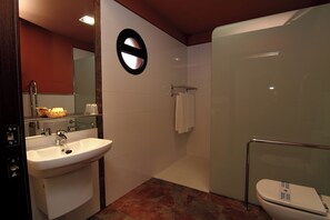 Kamer, 1 twee- of 2 eenpersoonsbedden | Badkamer | Een douche, gratis toiletartikelen, een haardroger, handdoeken