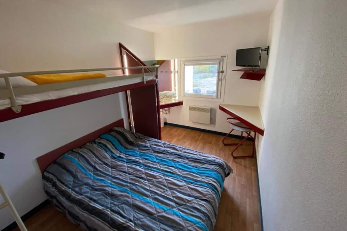Economy Room | Laptop workspace, free WiFi