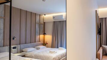 Deluxe-Vierbettzimmer, Balkon, Meerblick | Schallisolierte Zimmer, kostenloses WLAN