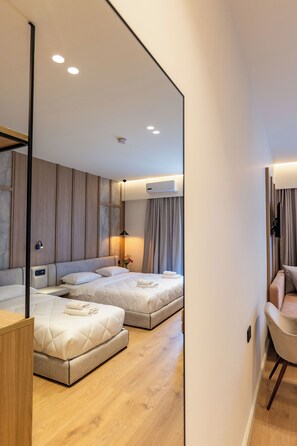 Quarto quádruplo luxo, sacada, vista para o mar | Quartos à prova de som, Wi-Fi de cortesia