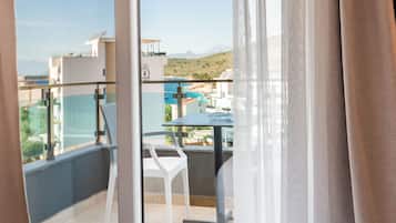 Quarto quádruplo luxo, sacada, vista para o mar | Sacada