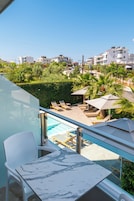 Quarto triplo, vista para o mar | Sacada