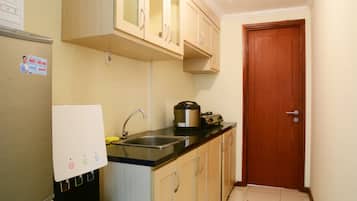 Kamar | Dapur kecil pribadi | Lemari es, kompor, dan peralatan masak/sendok-piring