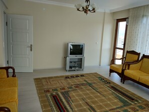 Familienapartment, Nichtraucher | Wohnzimmer | Fernseher