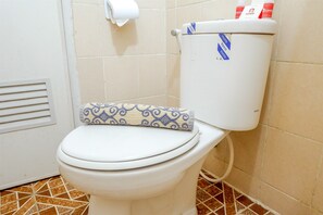 Habitación | Baño | Regadera, amenidades de baño gratuitas, toallas 