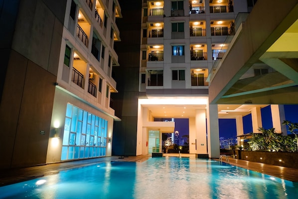 Outdoor pool - Apartment @ Thamrin Executive Residence near Grand Indonesia (Jakarta)