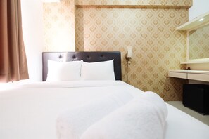 2 bedrooms, desk, free WiFi, bed sheets - Affordable Bassura City Apartment (Jakarta)