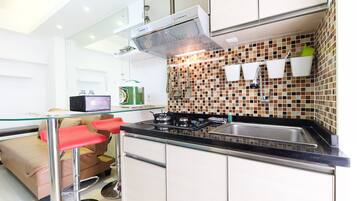 Kamar | Dapur kecil pribadi | Lemari es, kompor, dan peralatan masak/sendok-piring