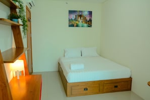 1 bedroom, desk, free WiFi, bed sheets - Woodland Park Residence Kalibata View Swimming Pool (Jakarta)