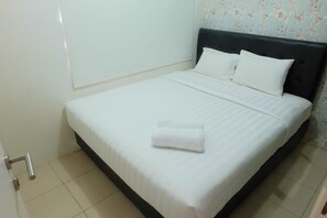Zimmer | 2 Schlafzimmer, Schreibtisch, Bettwäsche