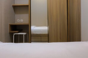 2 bedrooms, desk, free WiFi, bed sheets - Cozy Green Pramuka Apartment (Jakarta)