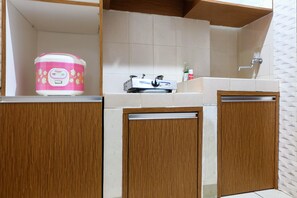 Refrigerador, placa de cocina, utensilios de cocina