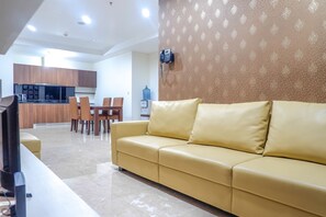 Room | Living room | TV - Affordable At L'Avenue Apartment (Jakarta)