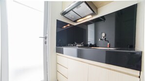 Eine moderne Küche mit schwarzem Arbeitsplatz, Holzschränken und einem eingebauten Herd.