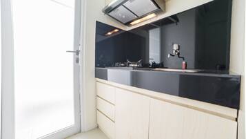 Room | Private kitchenette | Fridge, stovetop, cookware/dishes/utensils
