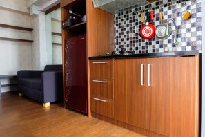 Room | Private kitchenette | Fridge, stovetop, cookware/dishes/utensils